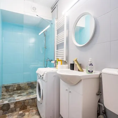 Apartment Sleek Comfort-location And Blend Of Style