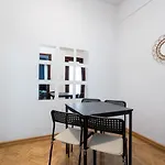 Апартаменти Sleek Comfort-location And Blend Of Style *