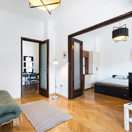 Apartment Sleek Comfort - A Blend Of Style And Convenience *