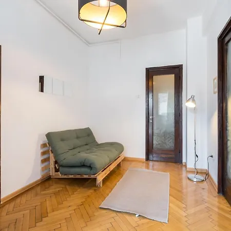 Sleek Comfort - A Blend Of Style And Convenience Apartment *