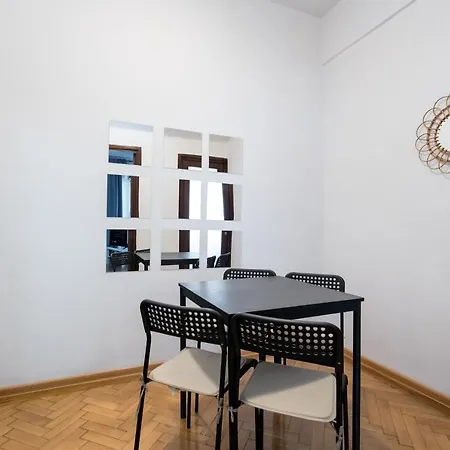 Apartment Sleek Comfort - A Blend Of Style And Convenience *