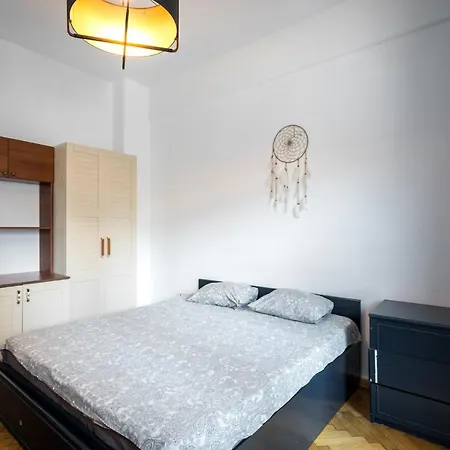 Sleek Comfort - A Blend Of Style And Convenience Apartment *
