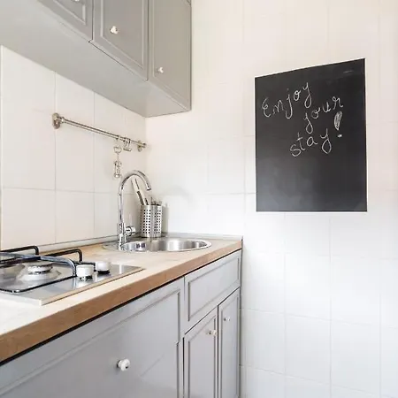 Apartment Sleek Comfort - A Blend Of Style And Convenience *