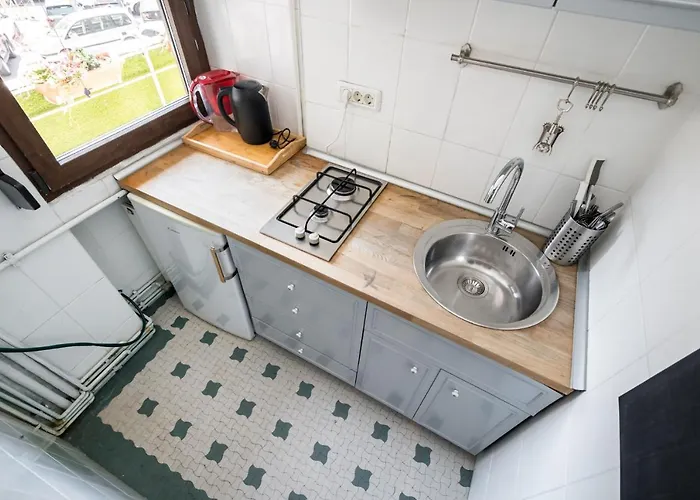 Sleek Comfort-location And Blend Of Style Apartament